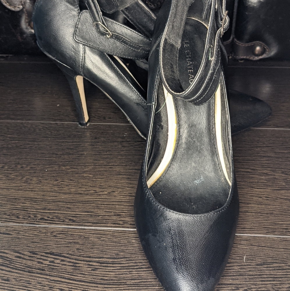 Black Le Château Pumps